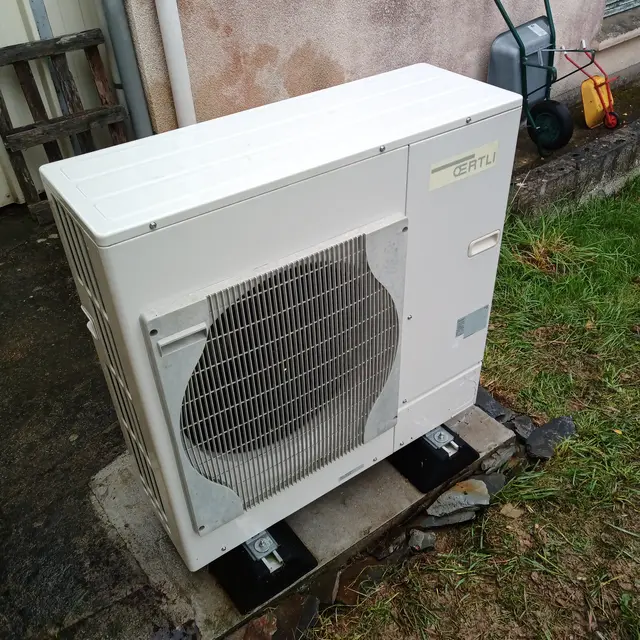 Pompe à chaleur air/eau installée dans un jardin
