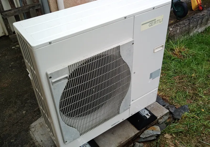 Pompe à chaleur air/eau installée dans un jardin par ECPC